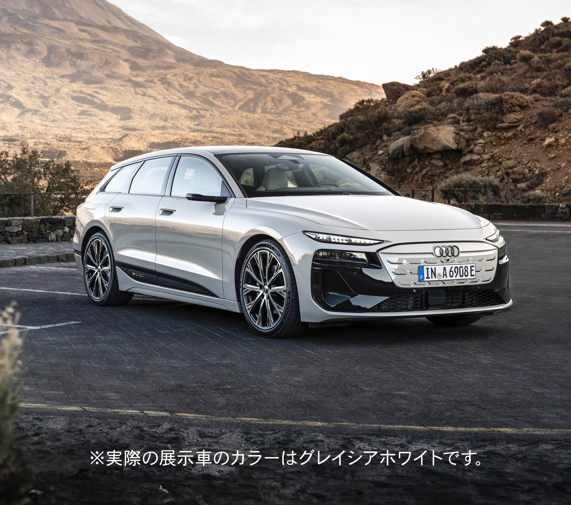 ※実際の展示車のカラーはグレイシアホワイトです。