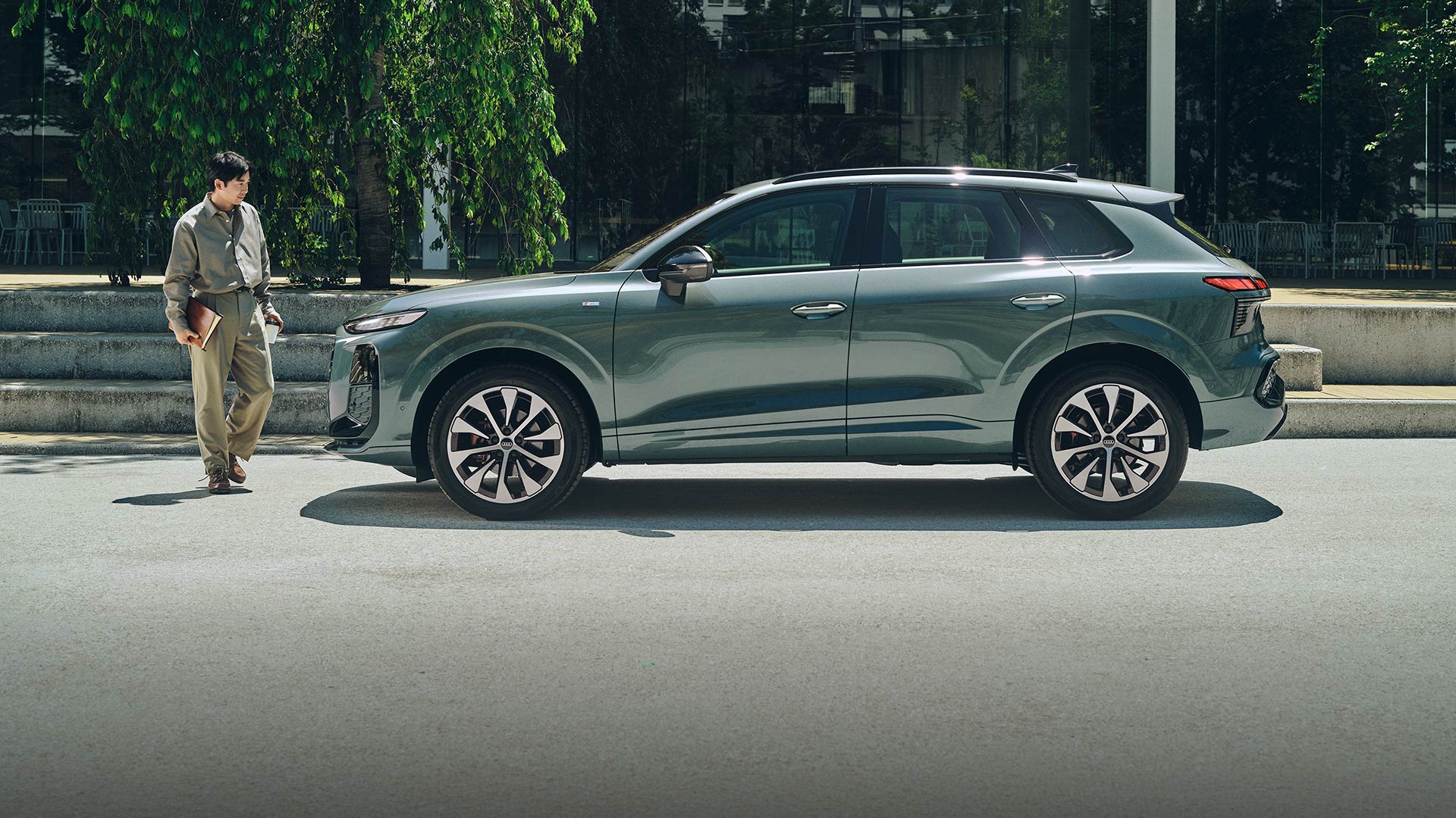 新型Audi Q3のサイドビューと、車に向かって歩く仲野太賀