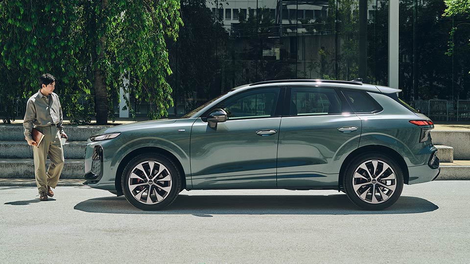 新型Audi Q3のサイドビュー、車に向かって歩く仲野太賀
