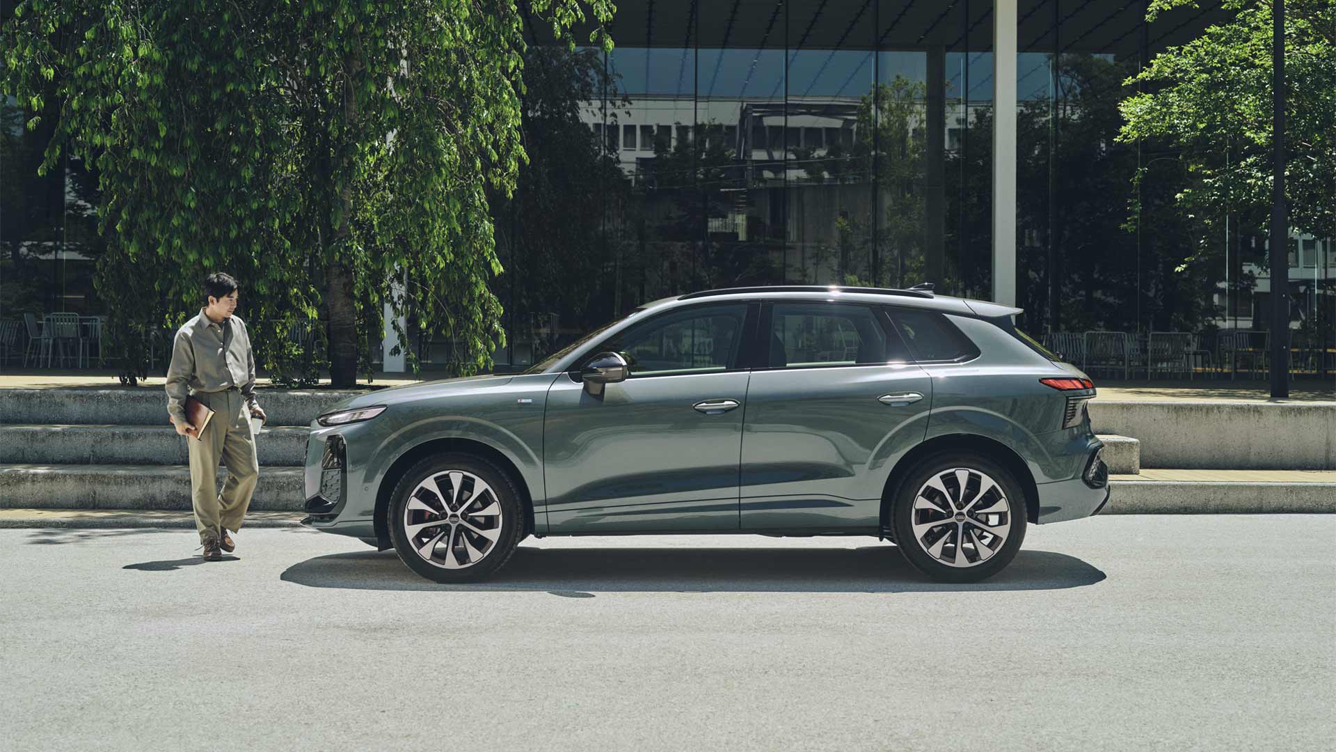 新型Audi Q3と左傍らの仲野太賀