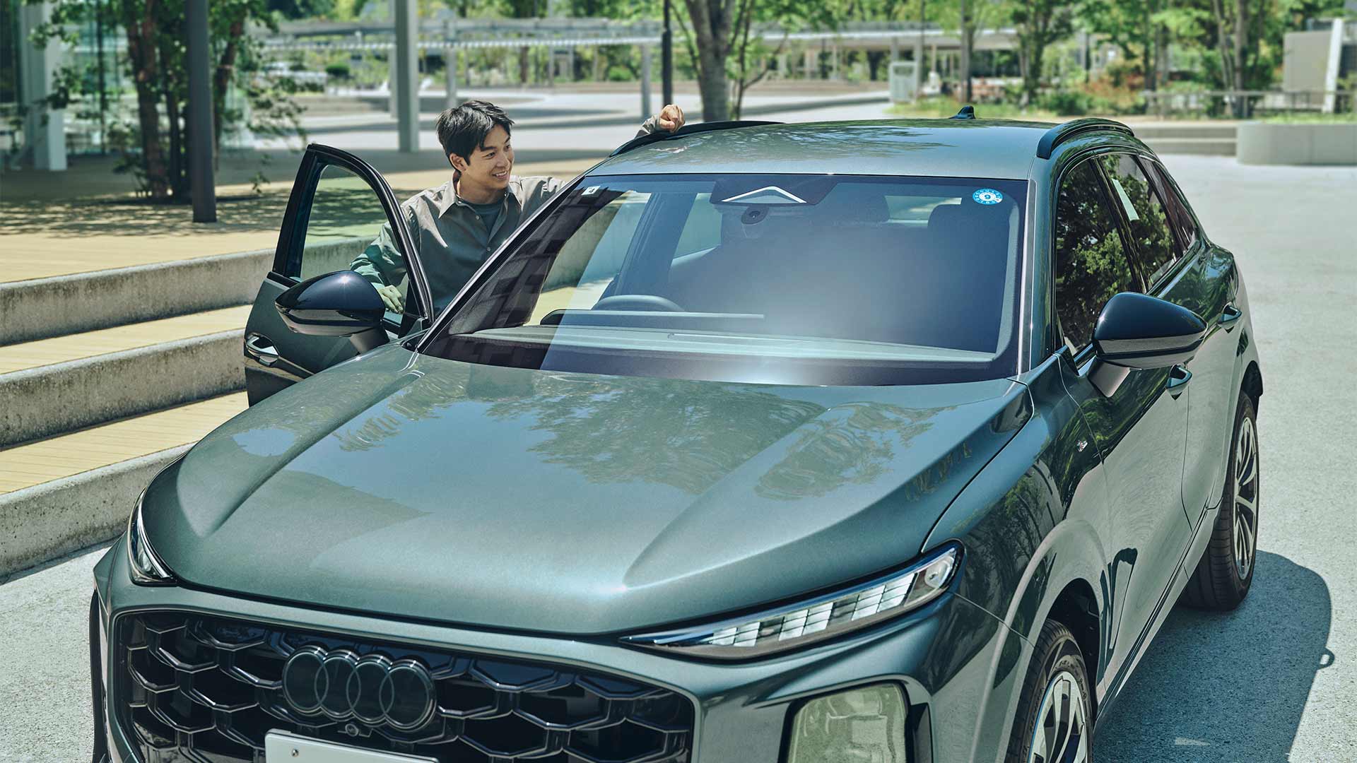 新型Audi Q3の運転席に乗り込む仲野太賀