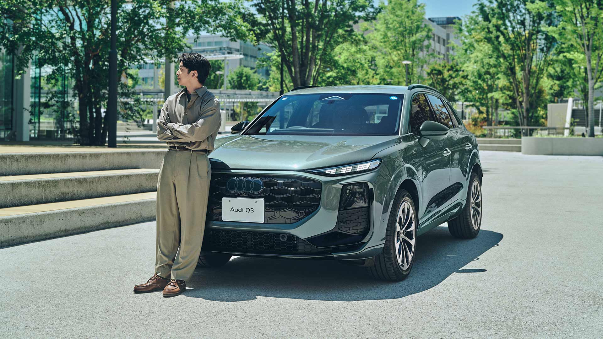 新型Audi Q3と車両正面手前の仲野太賀