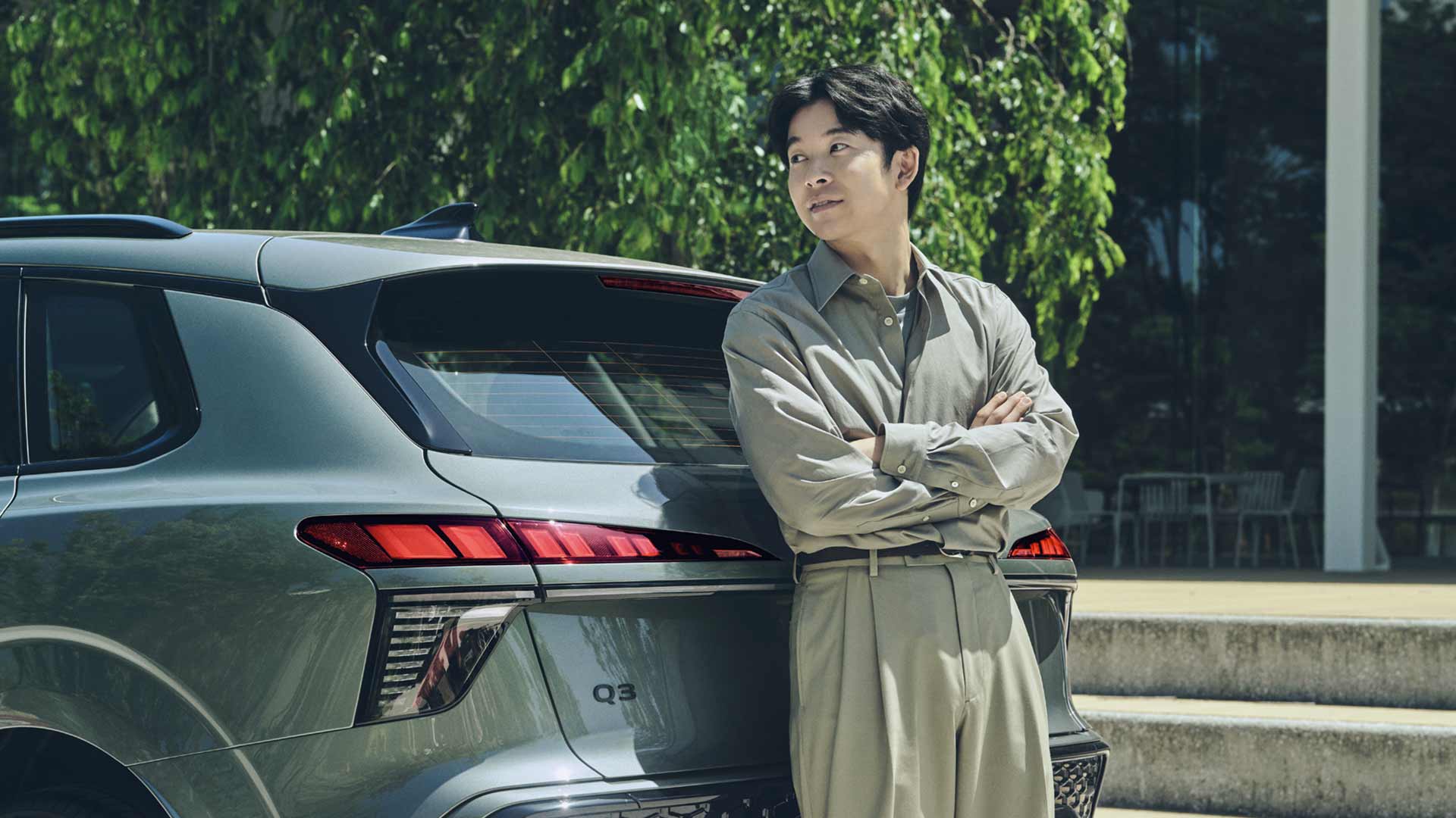 新型Audi Q3のバックハッチに寄りかかる仲野太賀