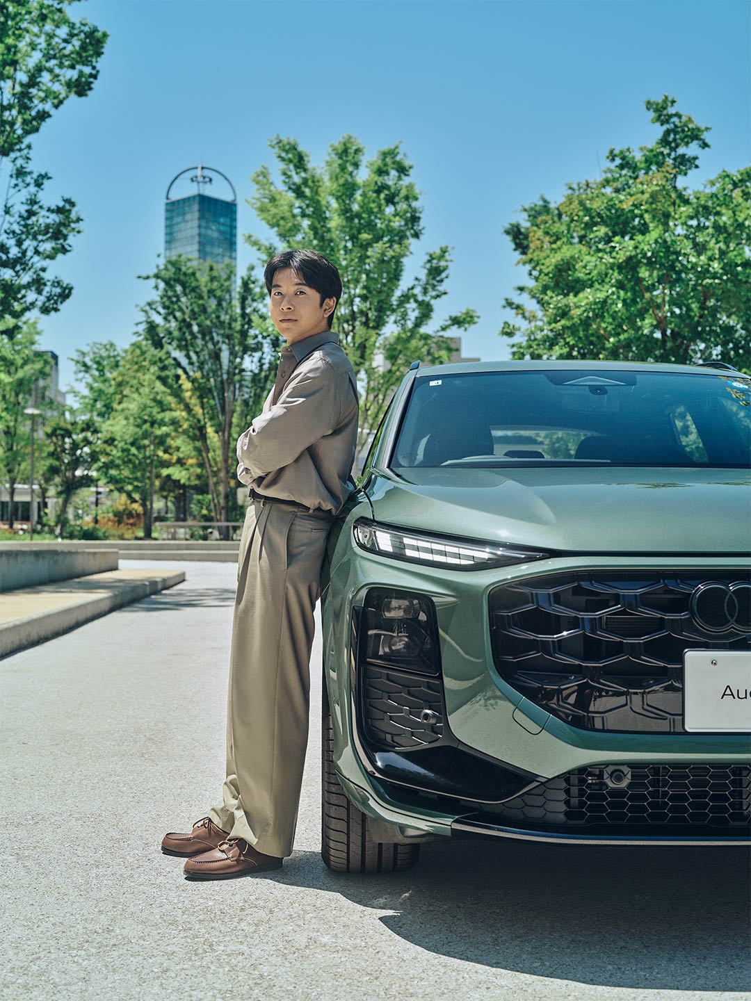 新型Audi Q3に寄りかかる仲野太賀